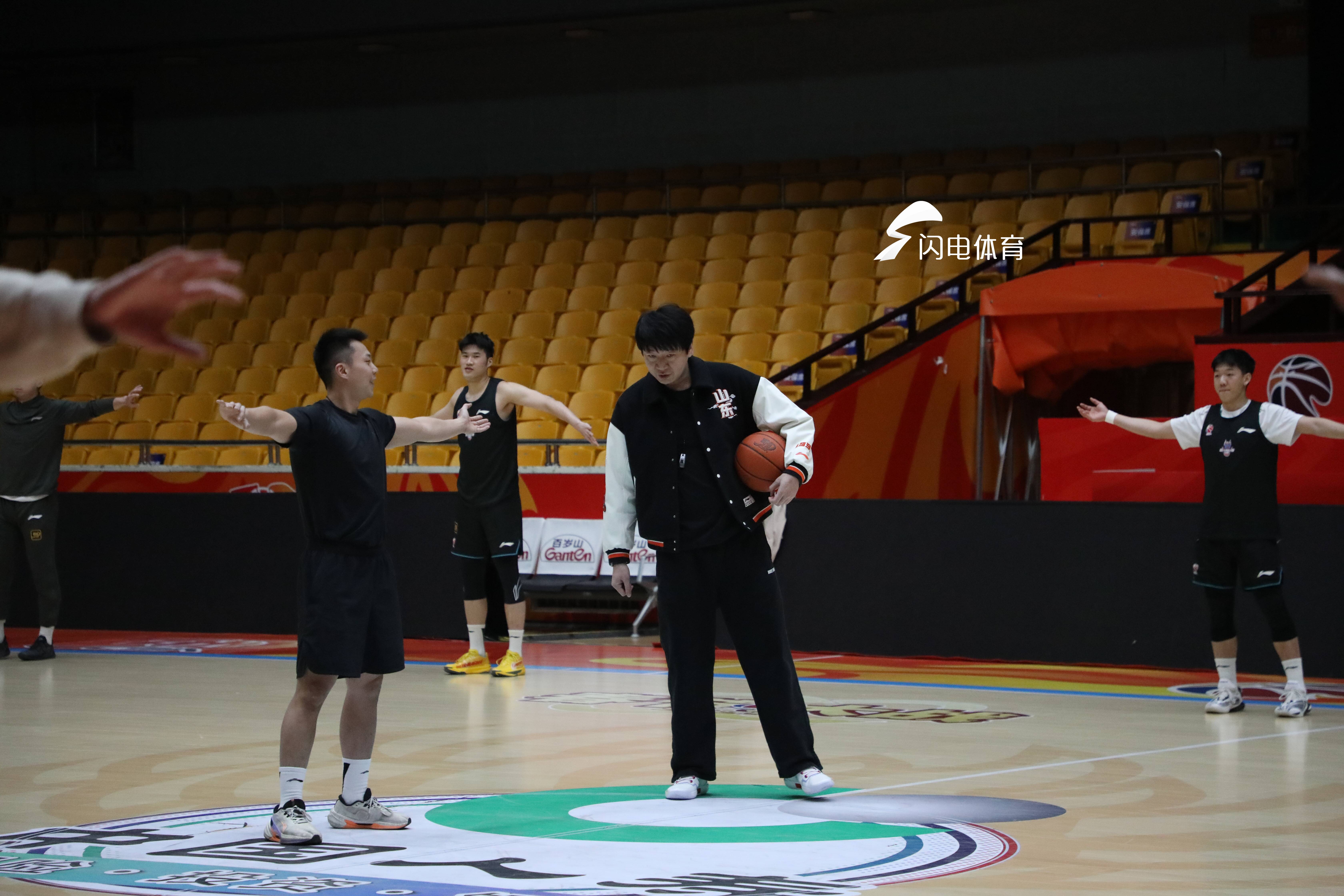 关于亚冠倒计时，山东男篮国际比赛日强势反弹，细节引发关注，信心回归，资深球员宣示担当的信息